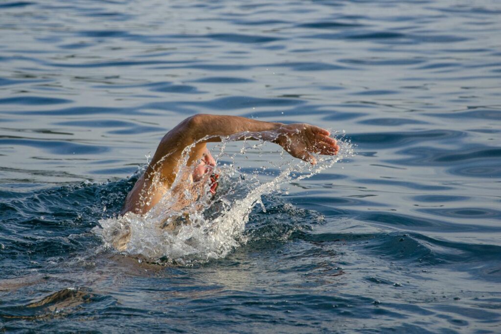 Una persona che nuota nel lago