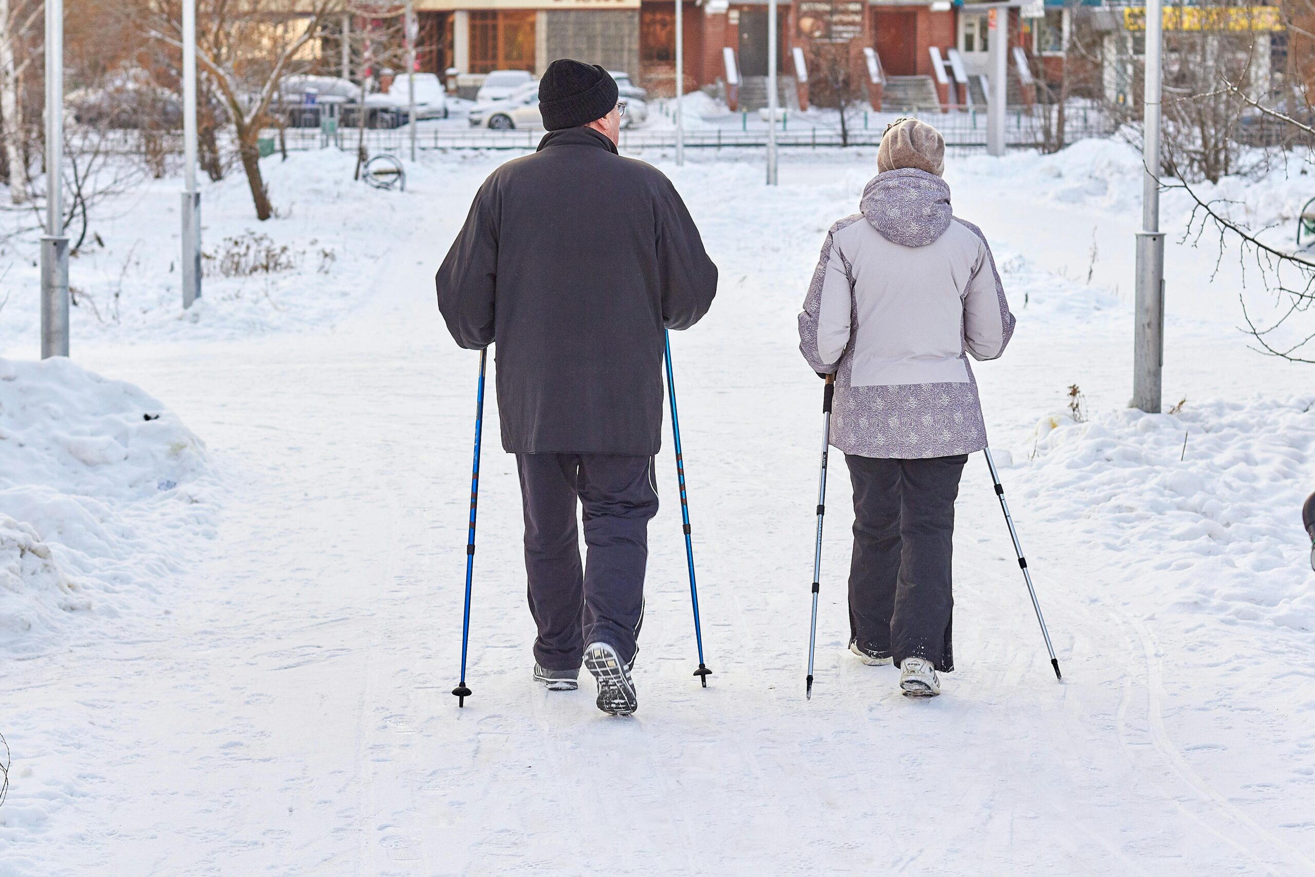 Due persone che praticano Nordic Walking