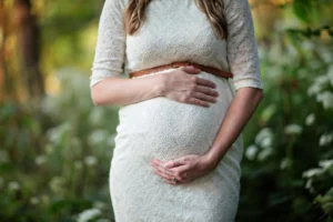 Immagine di una donna in gravidanza nella natura