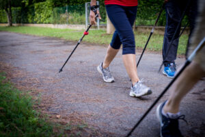 Gente che pratica Nordic Walking