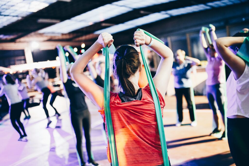 Gruppo di donne mentre praticano fit gym