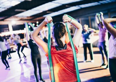 Gruppo di donne mentre praticano fit gym