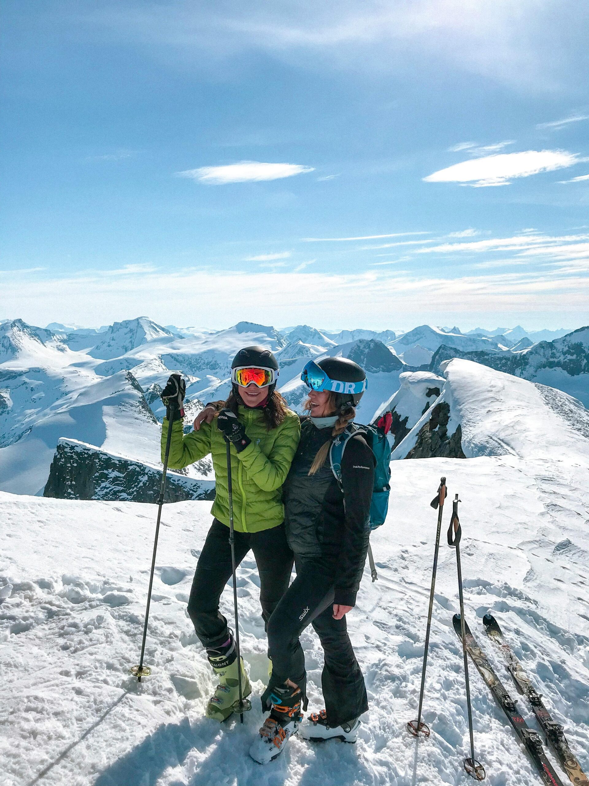 Due persone in montagna d'inverno