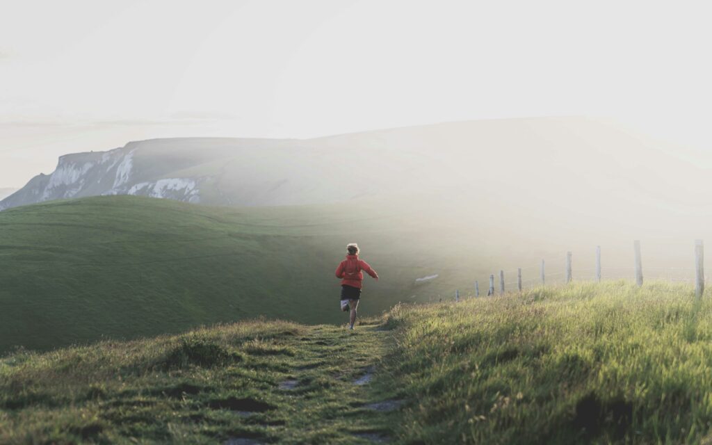 Un uomo corre in montagna