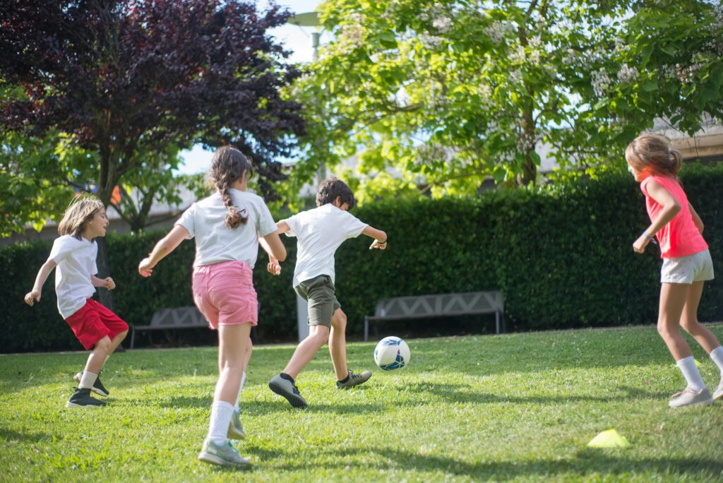 Gruppo di bambini che giocano a calcio