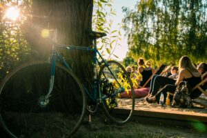 Bicicletta in natura ascoltando i suoni