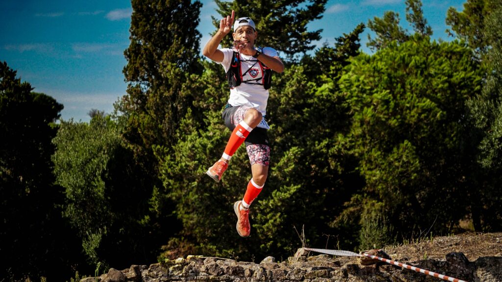 Atleta energetico durante una gara di trail run