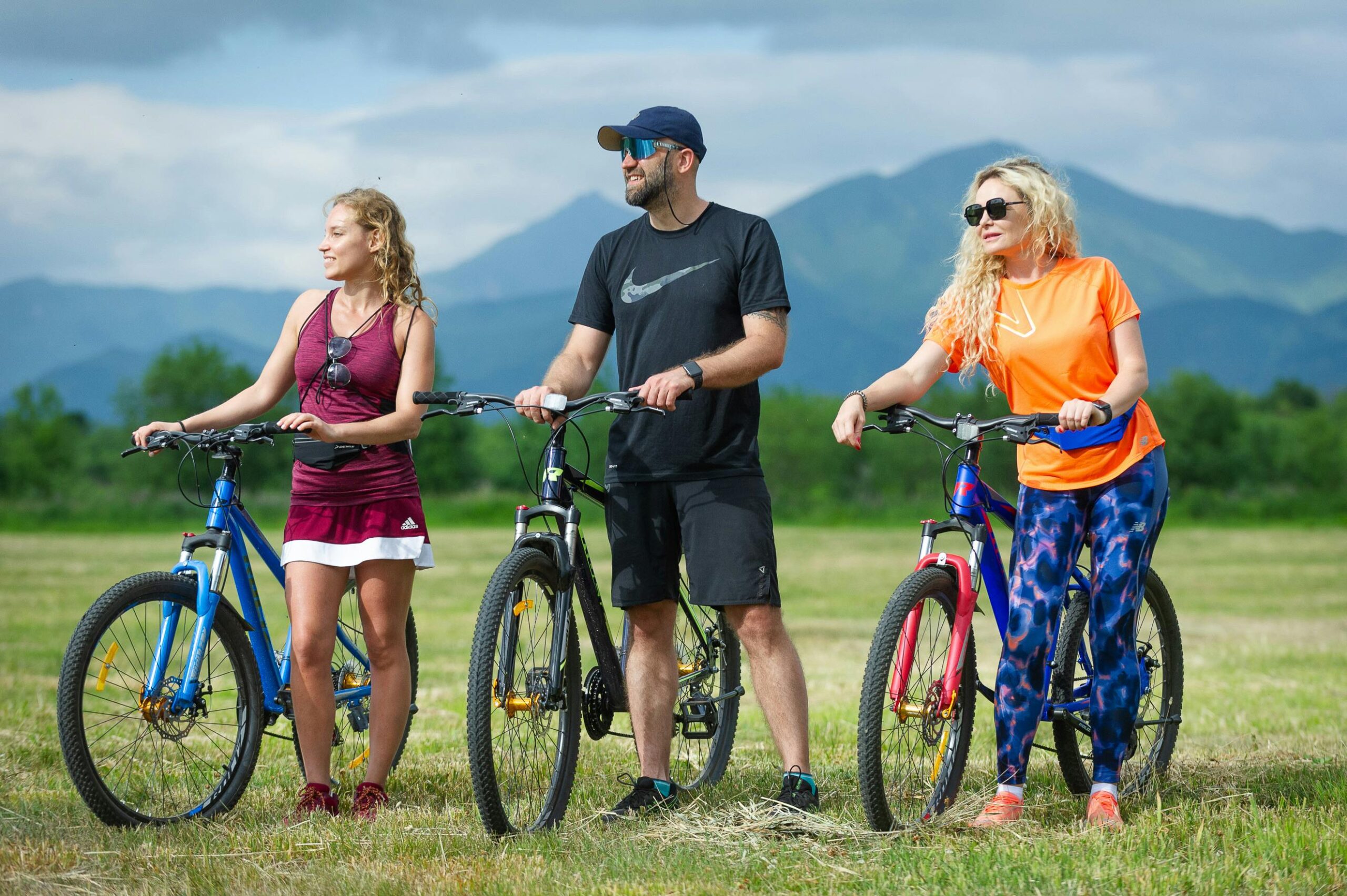 Gruppo di ciclisti osservano