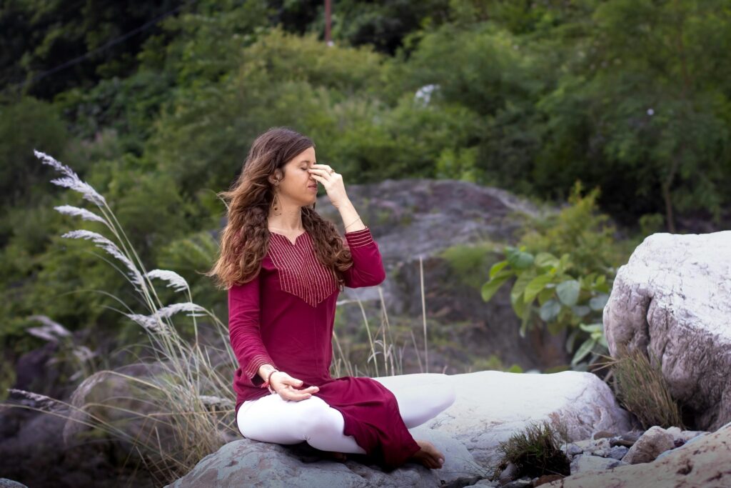 Donna in pace nella natura che medita