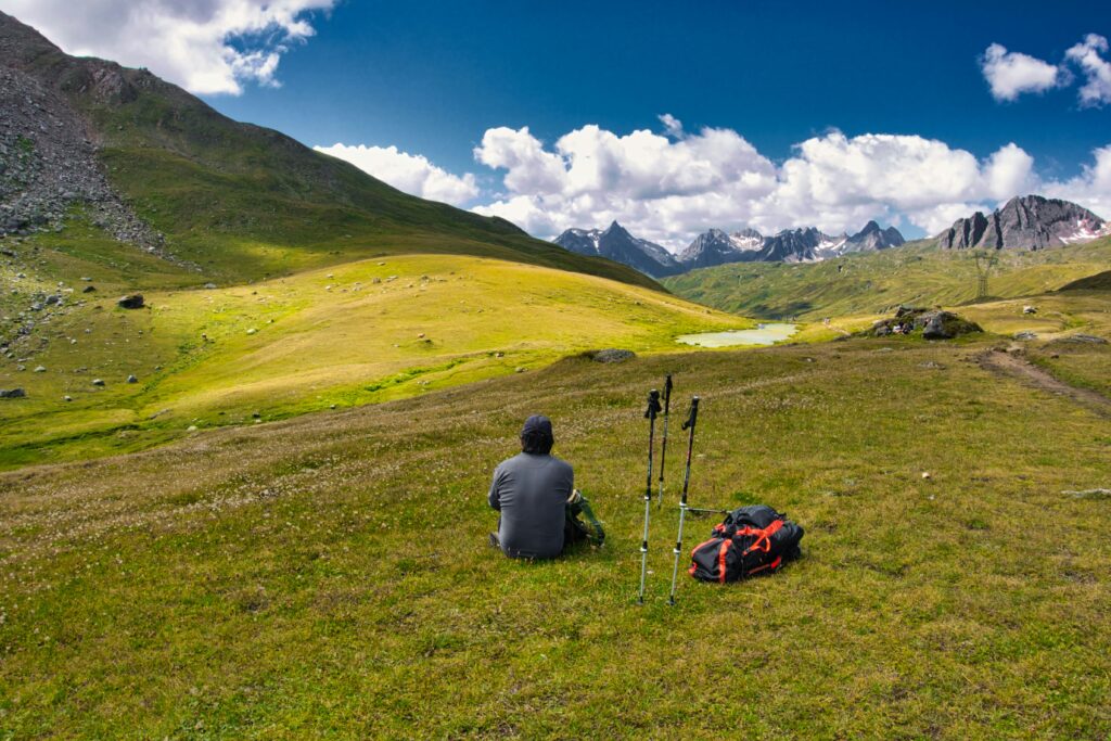 Escursionista mentre ammira il paesaggio alpino