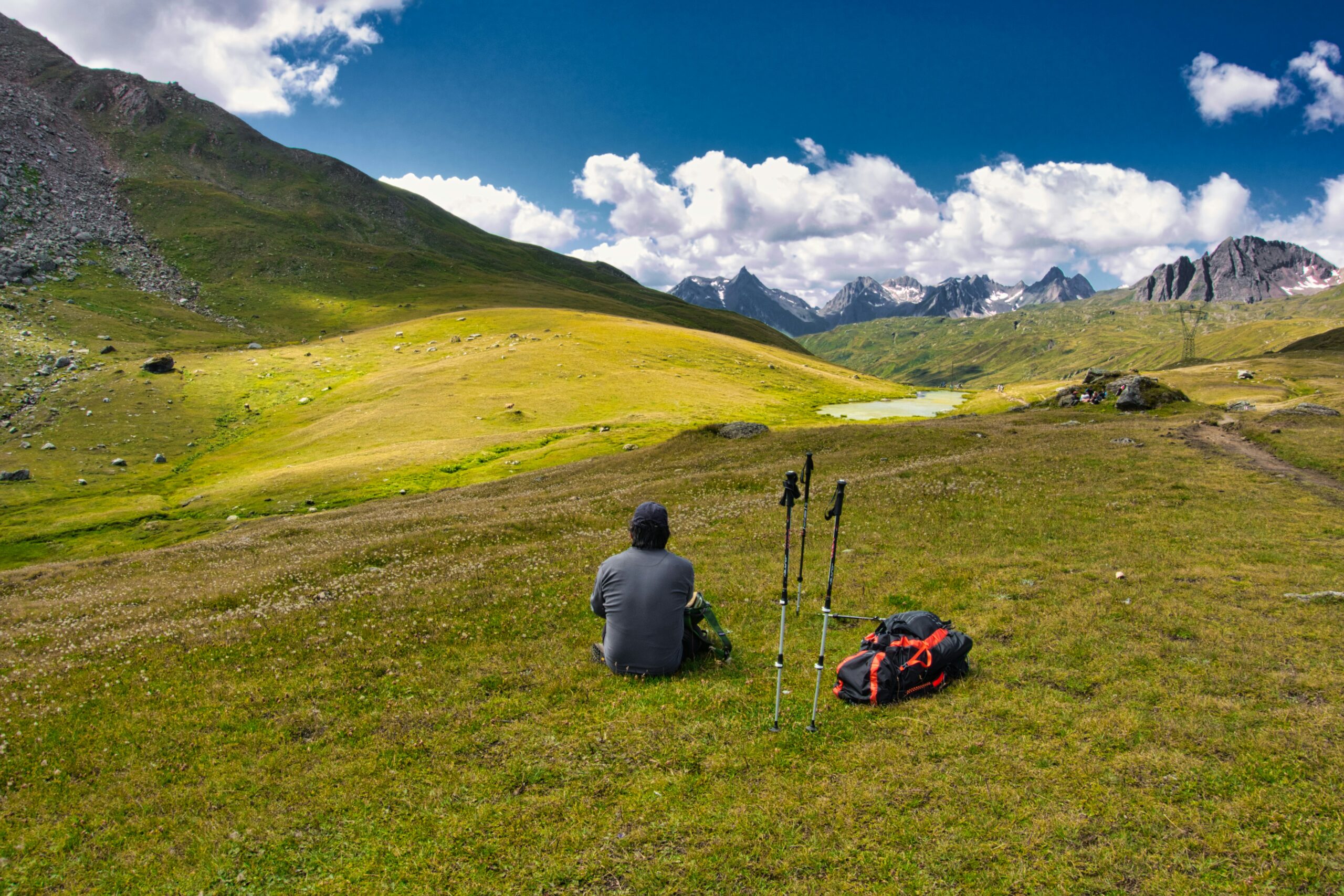 Escursionista mentre ammira il paesaggio alpino