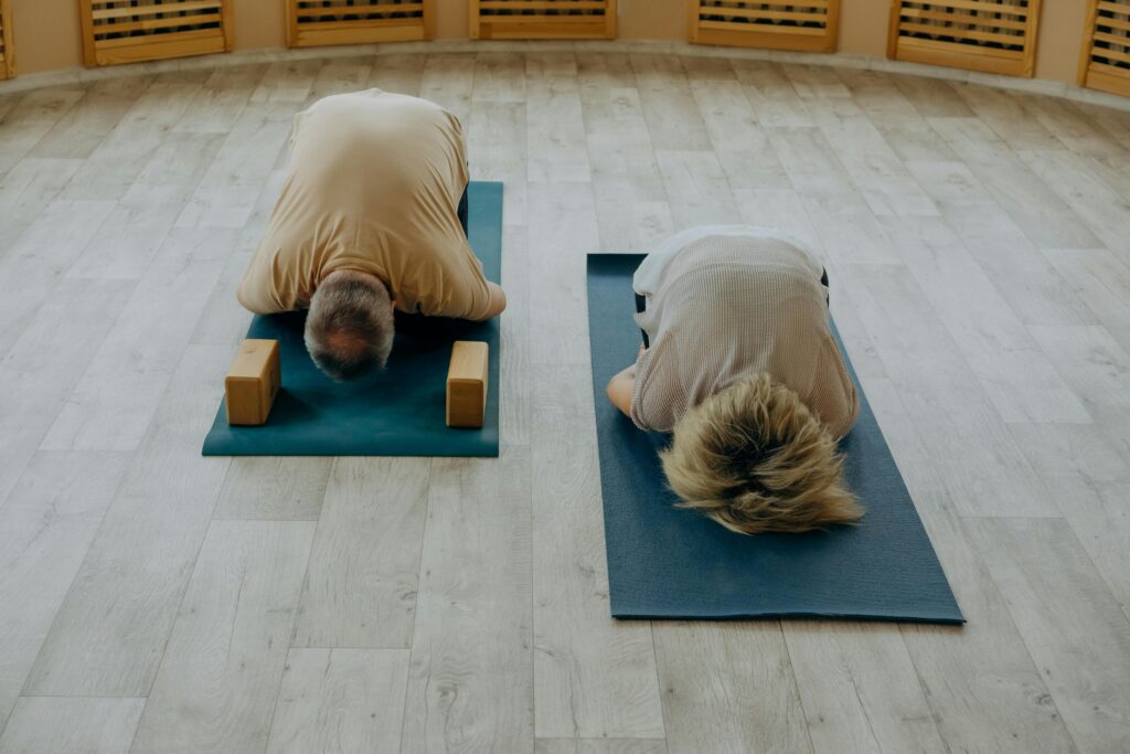 Due persone che praticano lo yoga