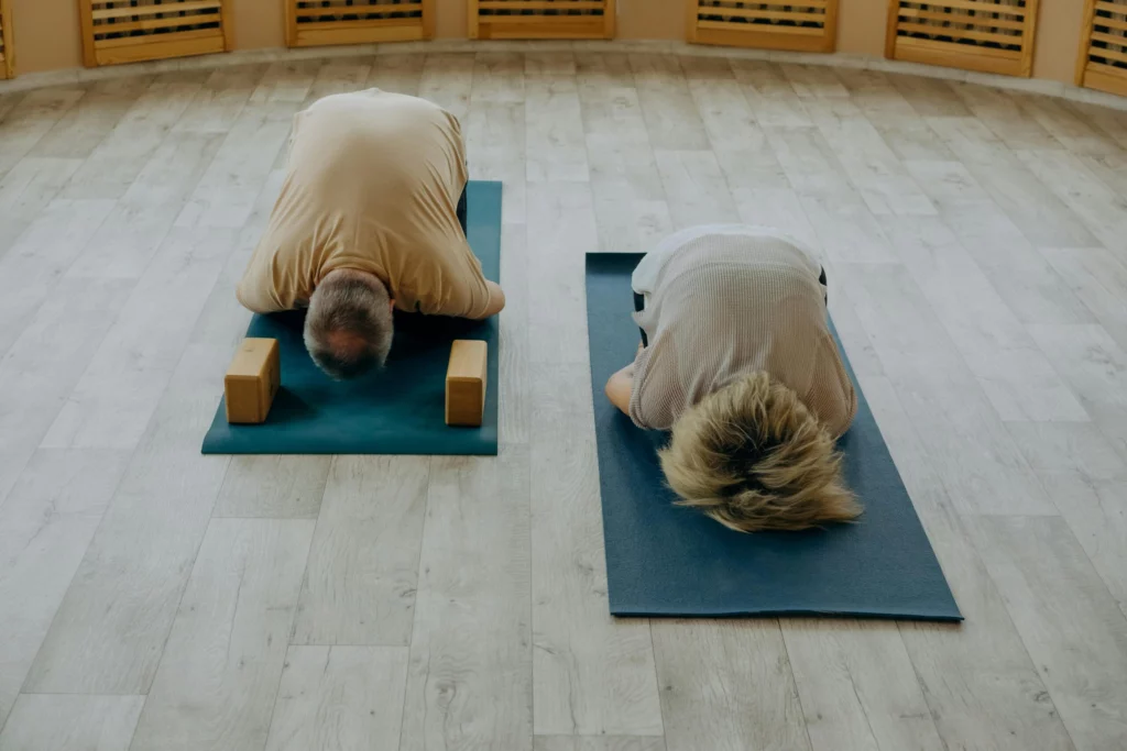 Due persone che praticano lo yoga