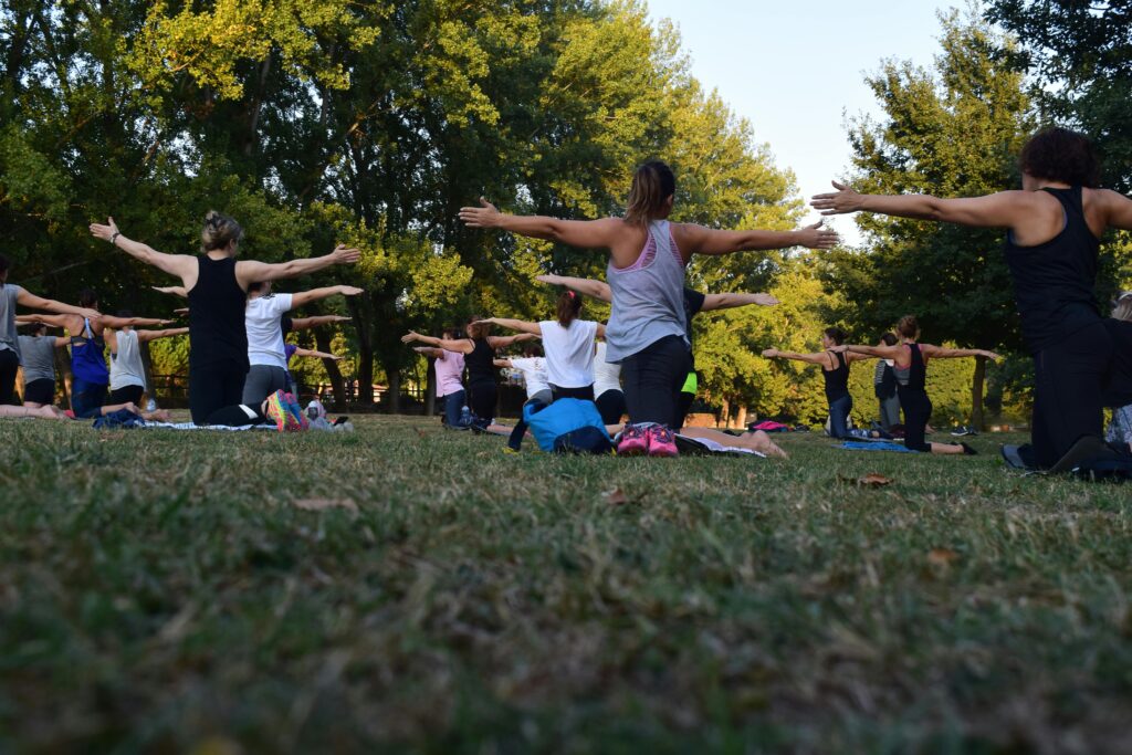 Yoga di gruppo adulti nella natura