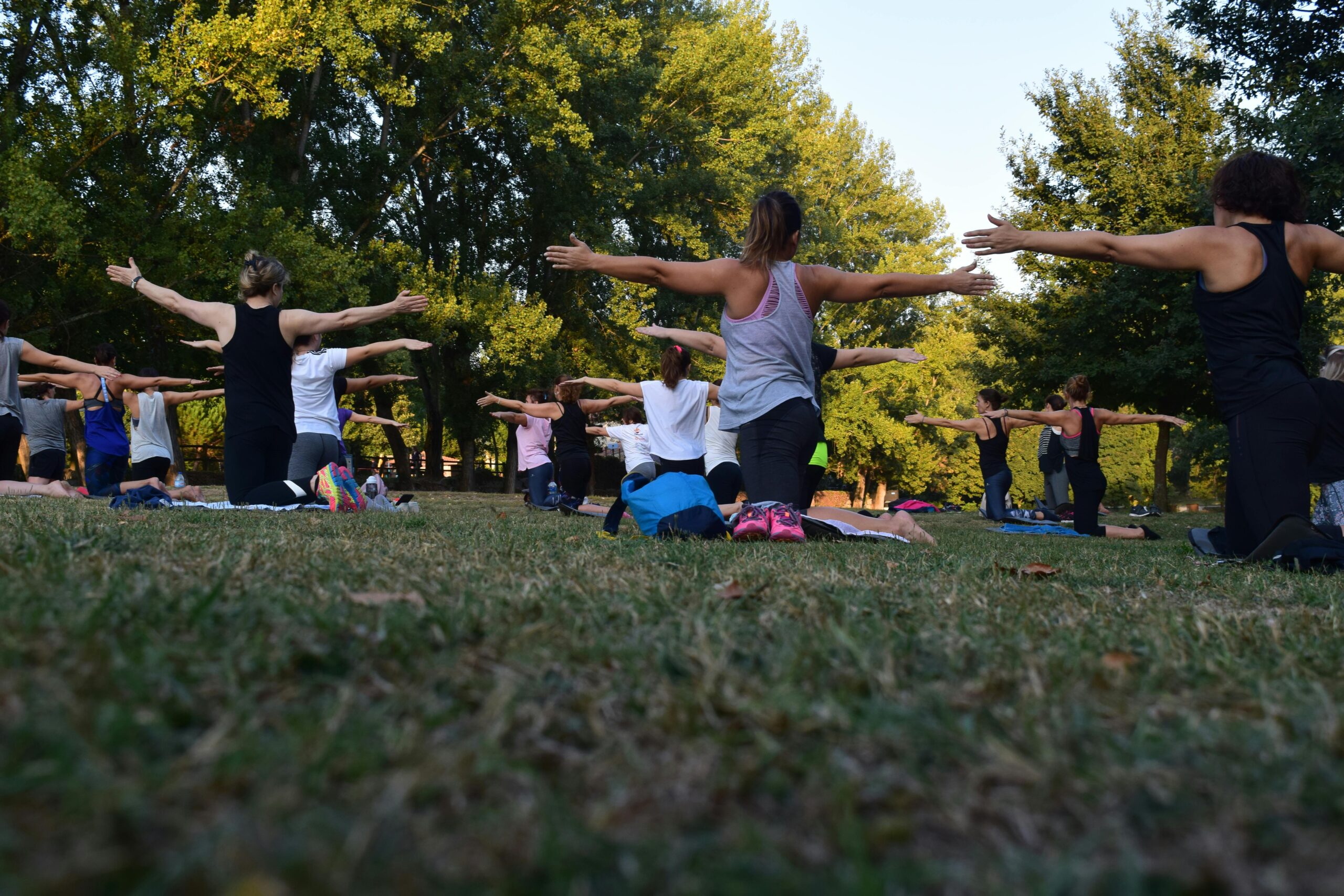 Yoga di gruppo adulti nella natura
