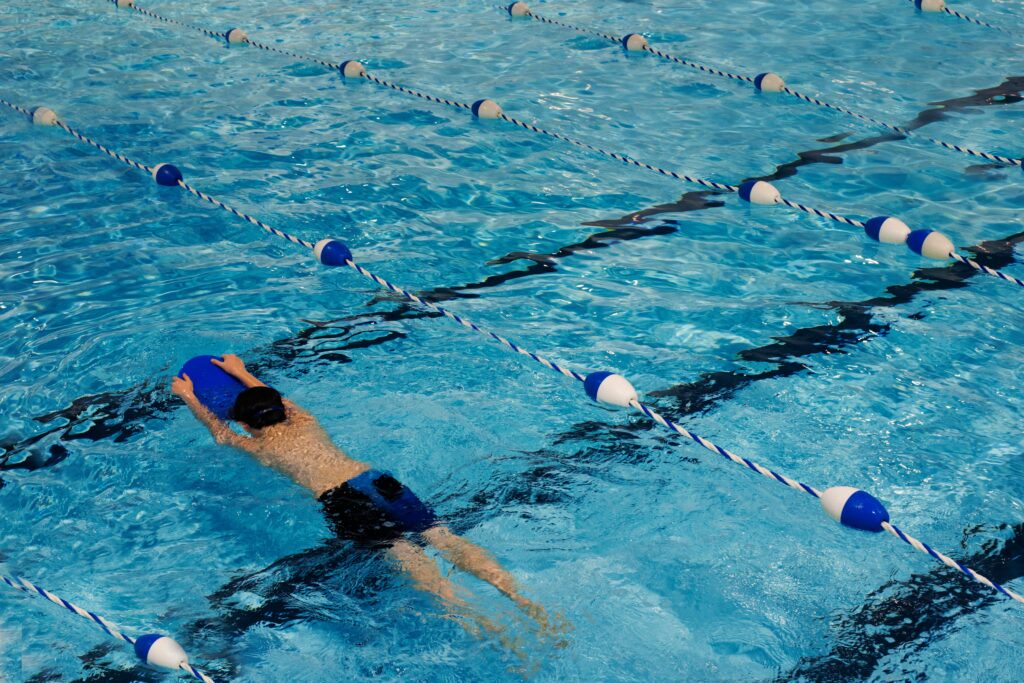 Ragazzo che nuota in piscina