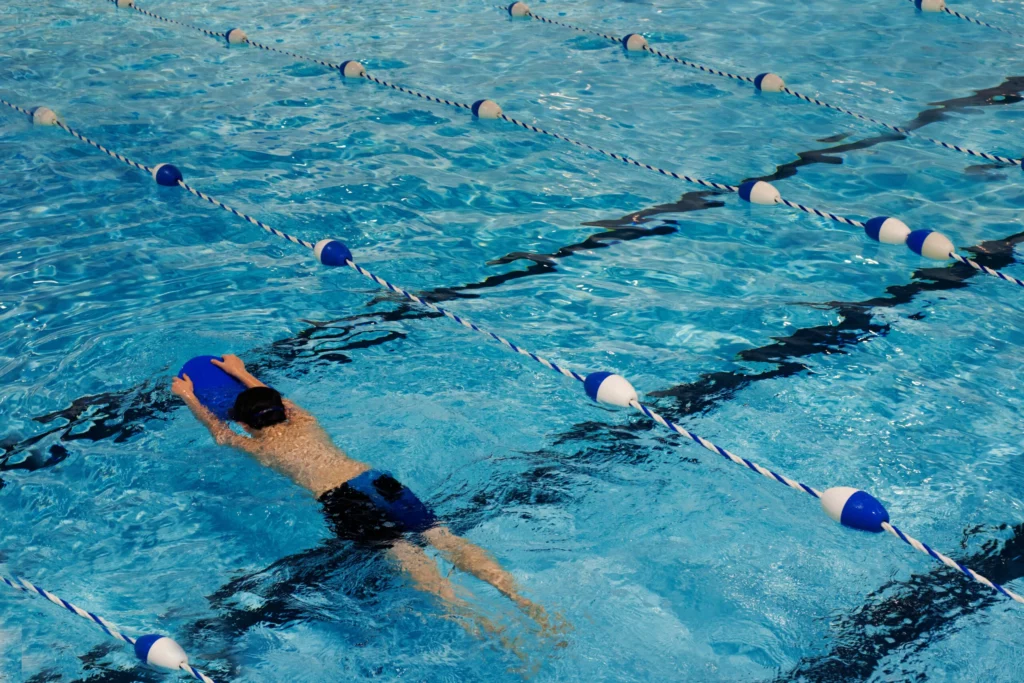 Ragazzo che nuota in piscina
