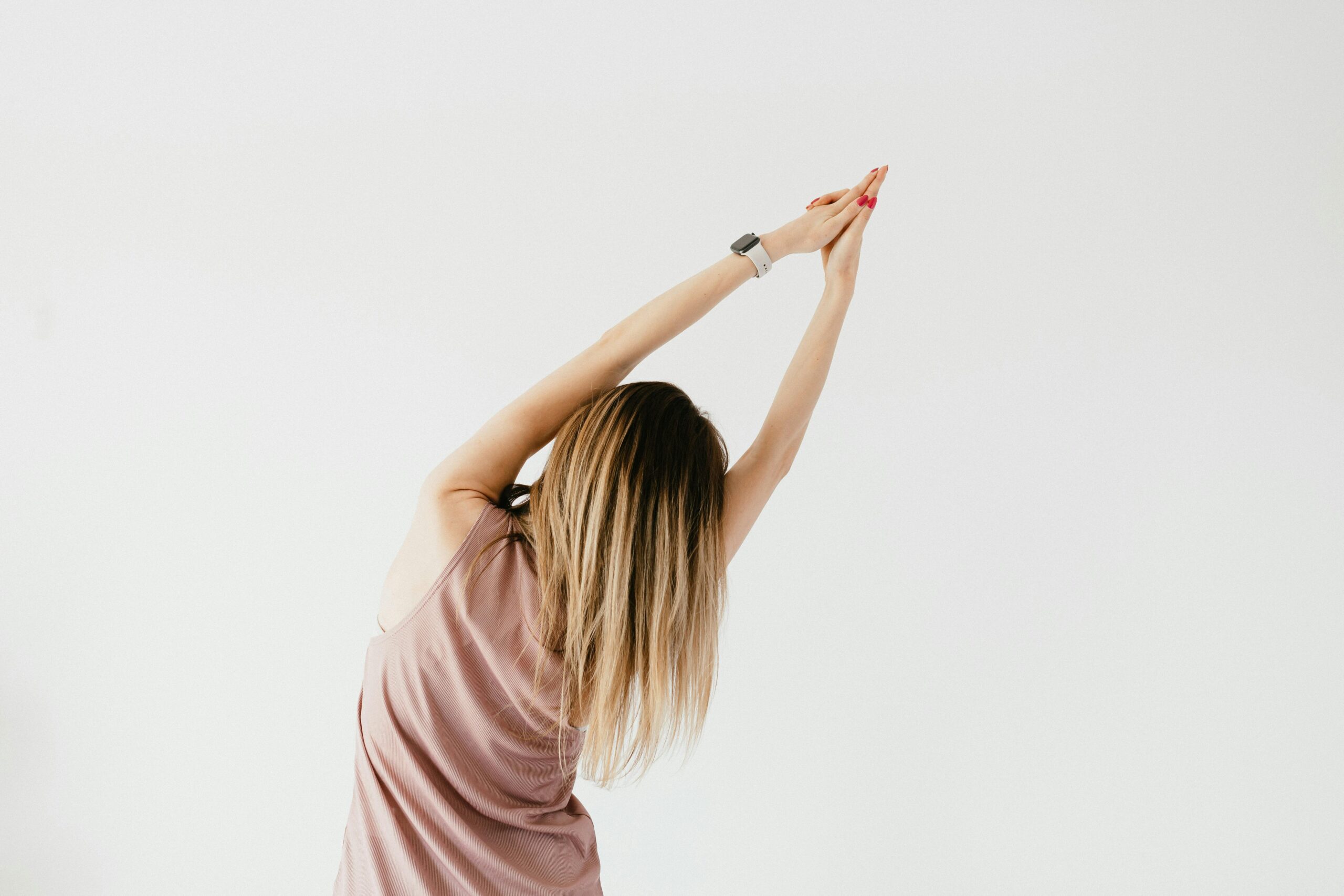 Donna che pratica pilates