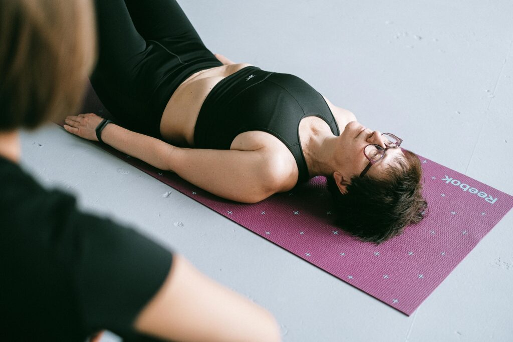 Donna che si rilassa e respira
