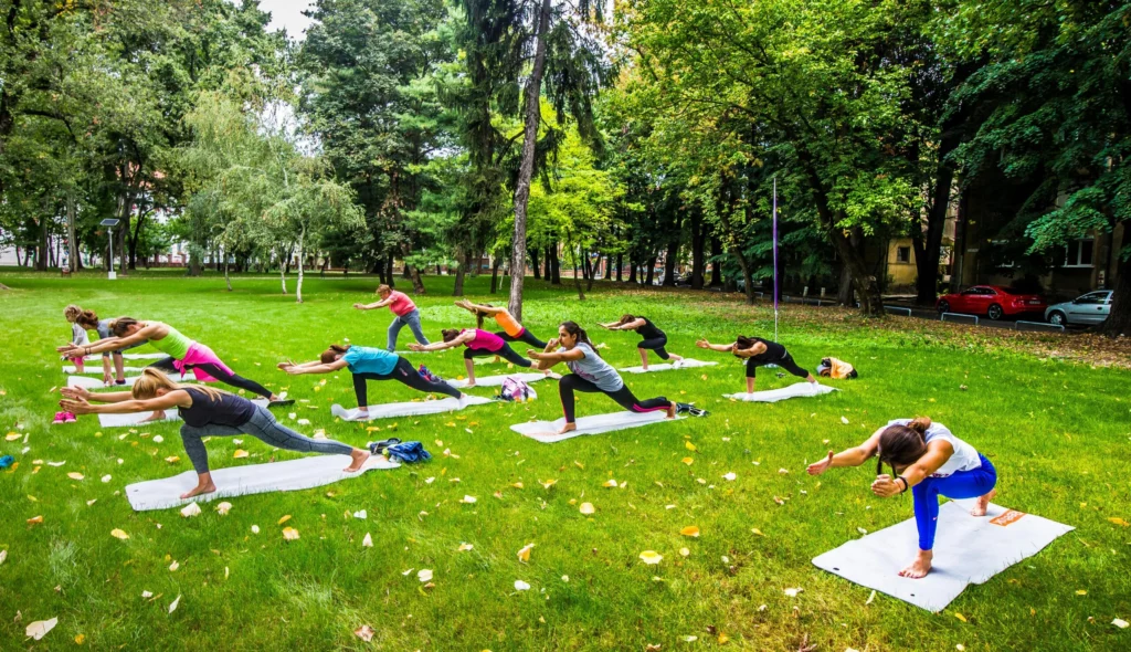Donne che praticano yoga in un parco