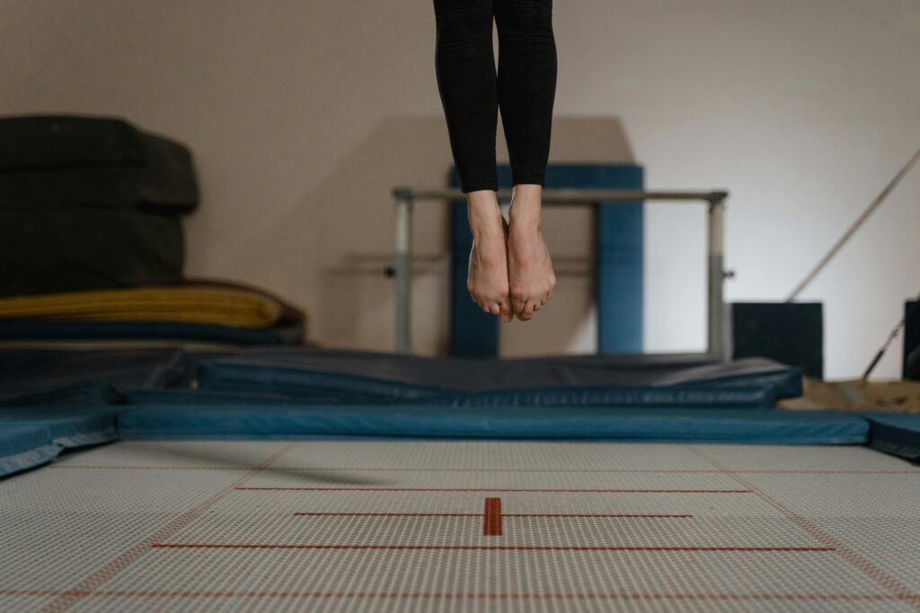 Atleta salta su un trampolino