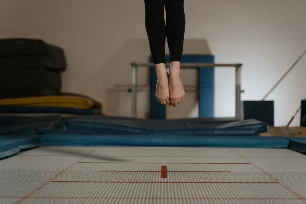 Atleta salta su un trampolino