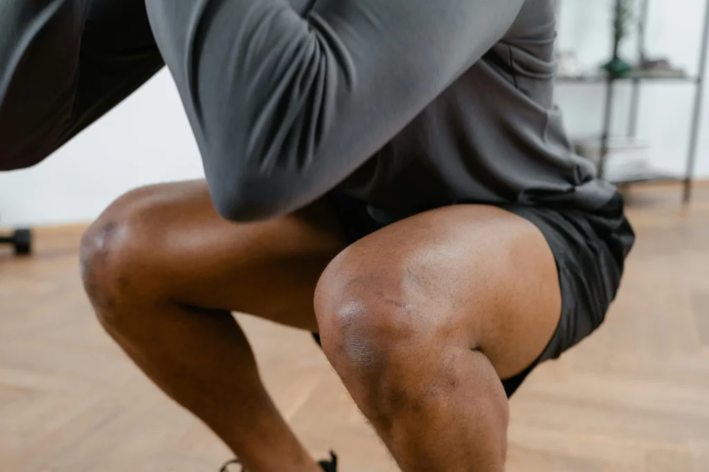 Dettaglio di un uomo che fa squat