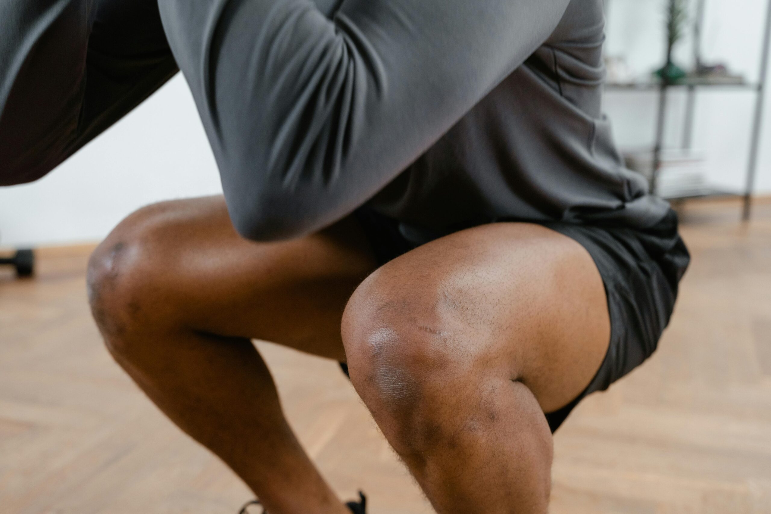 Dettaglio di un uomo che fa squat