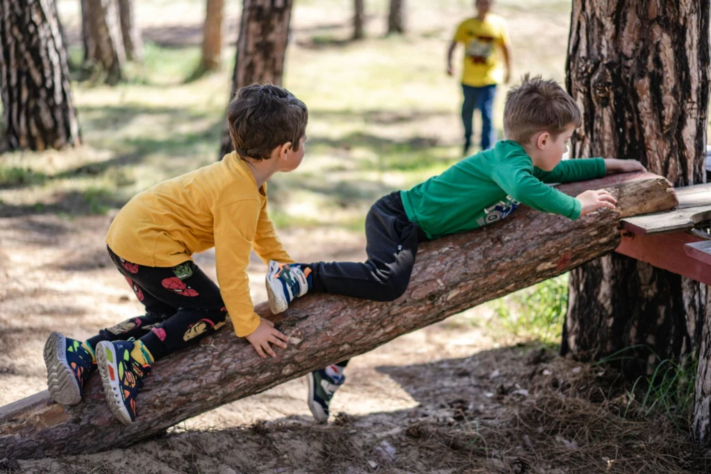 Bambini che giocano nel parco