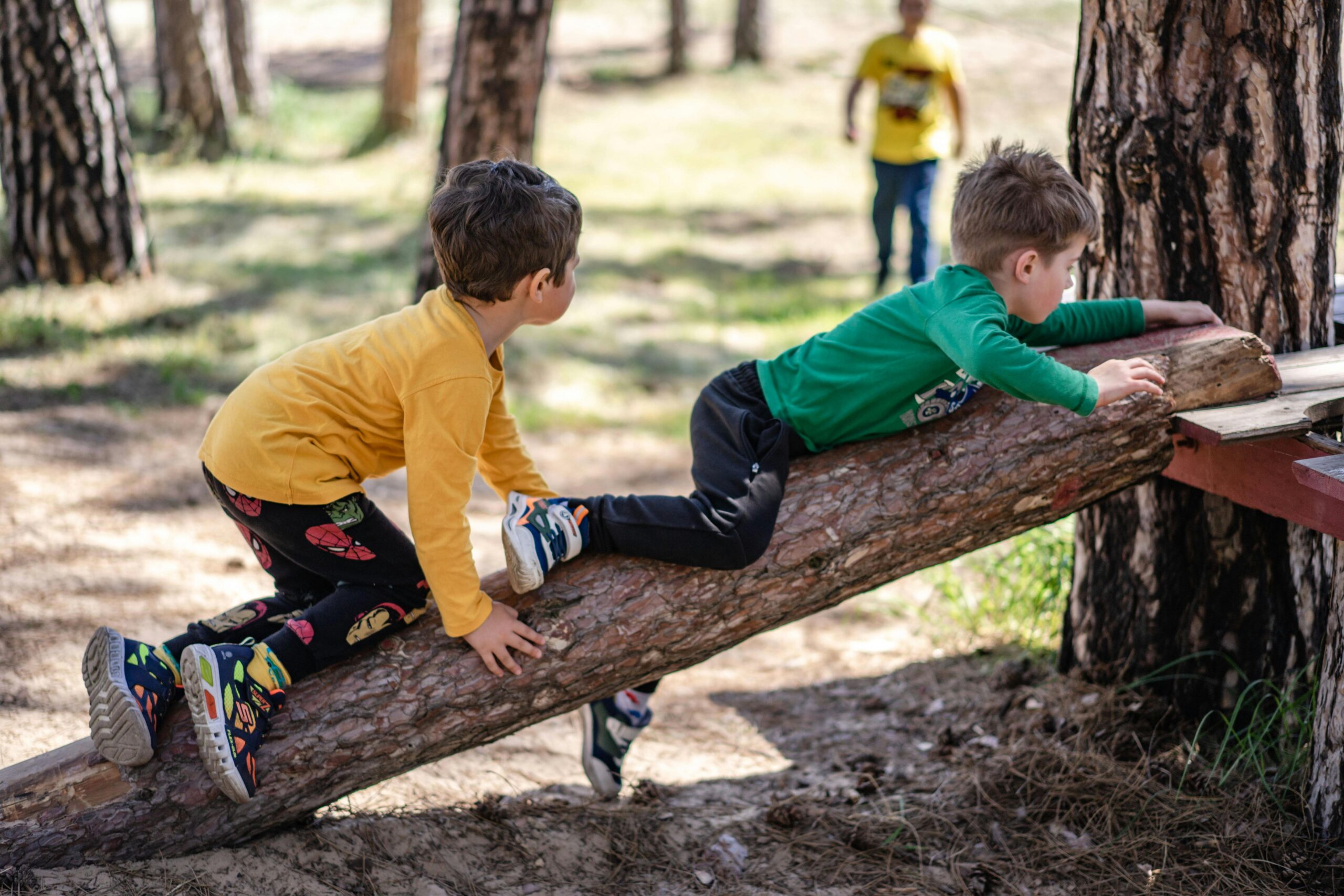 Bambini che giocano nel parco