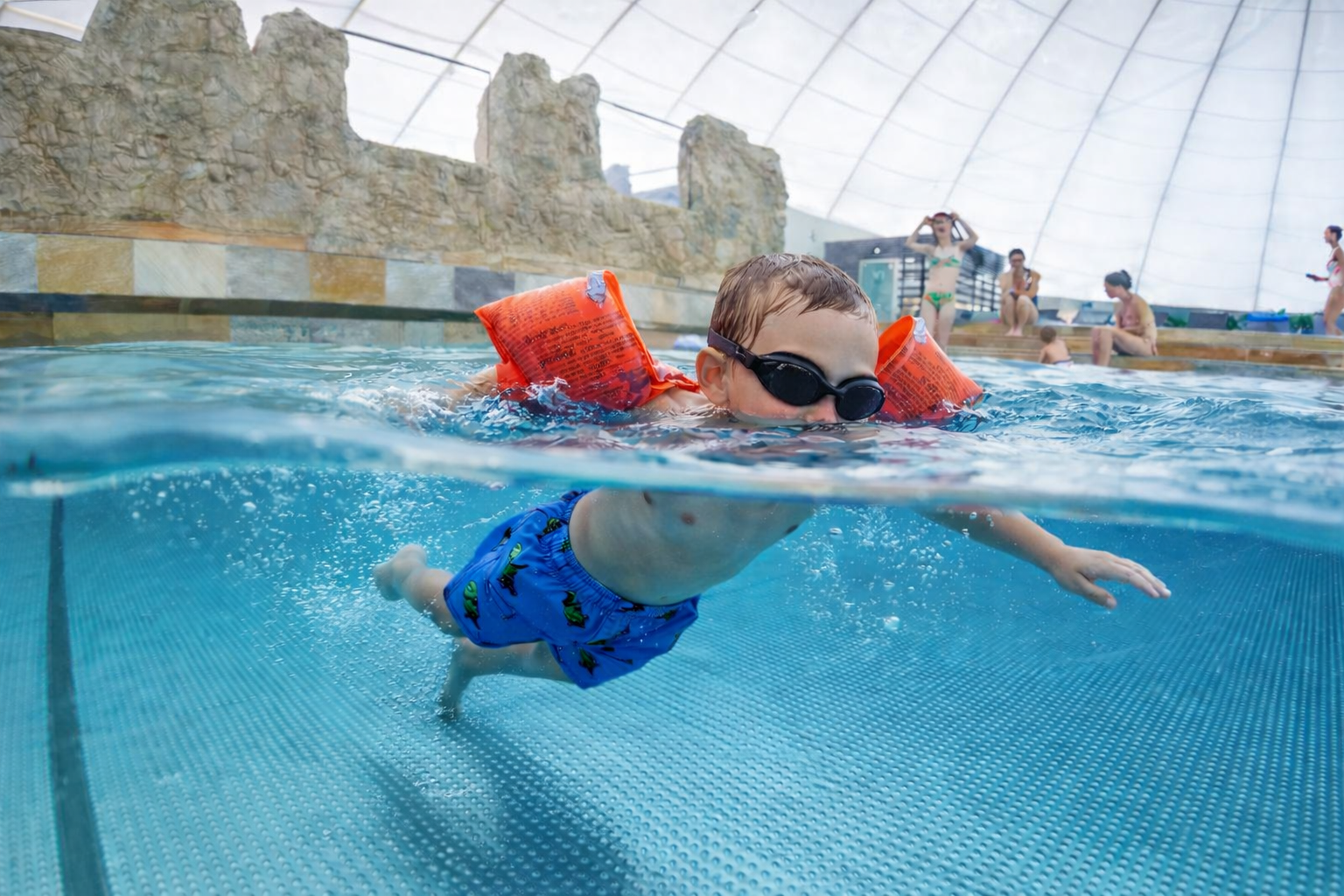 Bambino che nuota allo Splash & Spa Tamaro