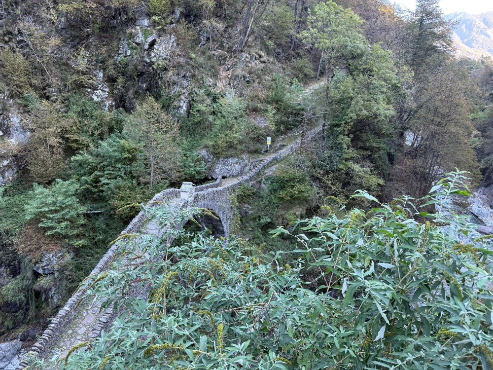 INTRAGNA TRA ANTICHI BORGHI E 7 PONTI – TicinoSentieri INTRAGNA TRA ANTICHI BORGHI E 7 PONTI - TicinoSentieri