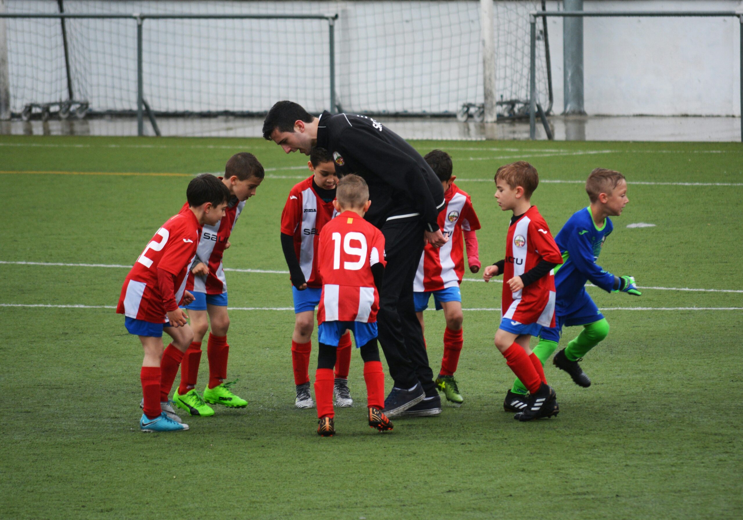 Ragazzi che giocano a calcio