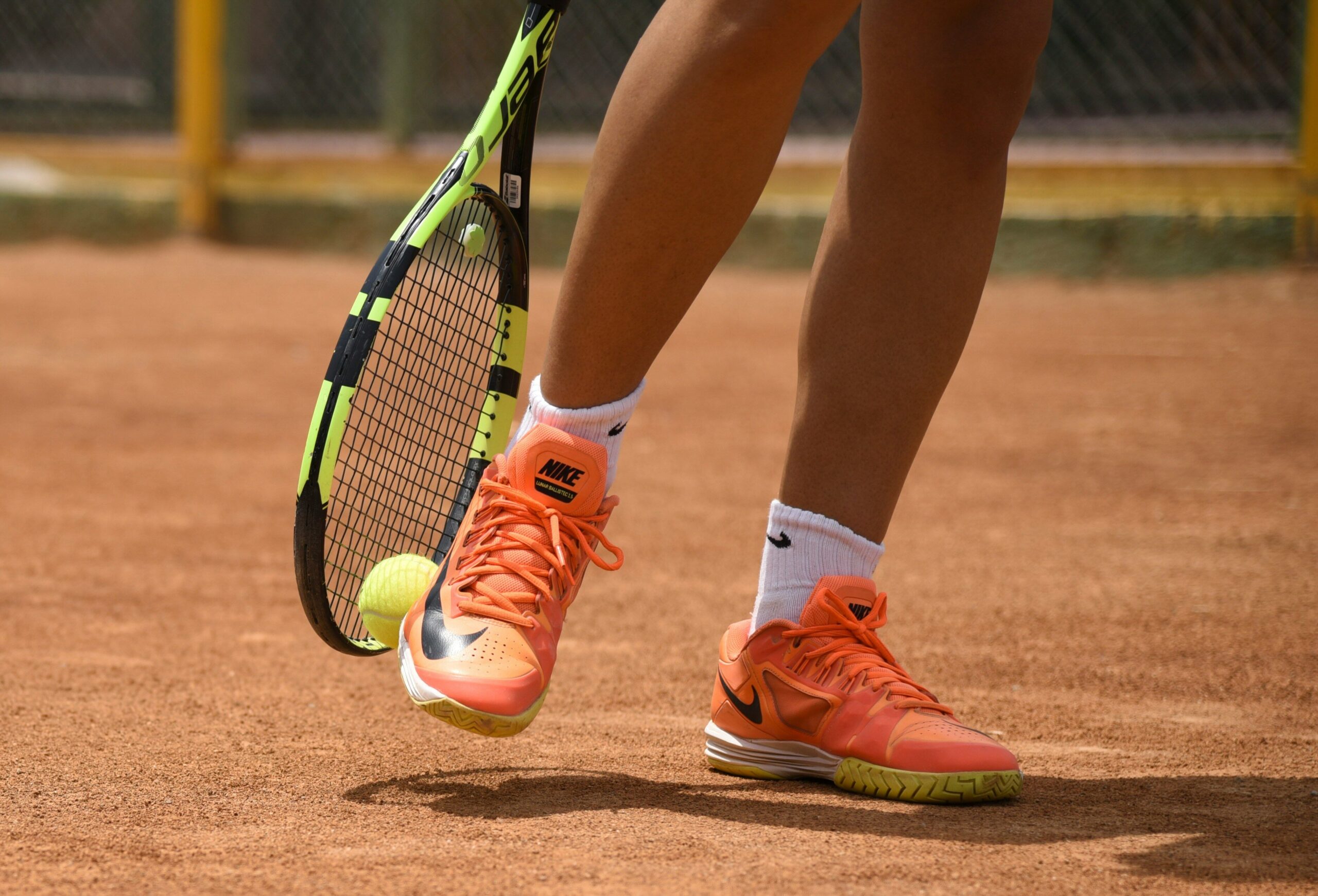 ragazza con la racchetta e pallina di tennis