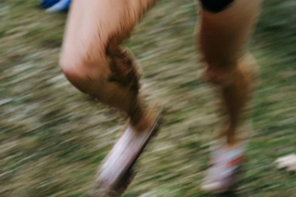 Immagine mossa di gambe durante un Trail Running in Ticino