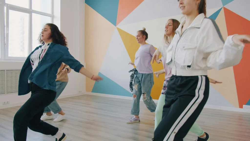 Gruppo di ragazze mentre studiano ballo