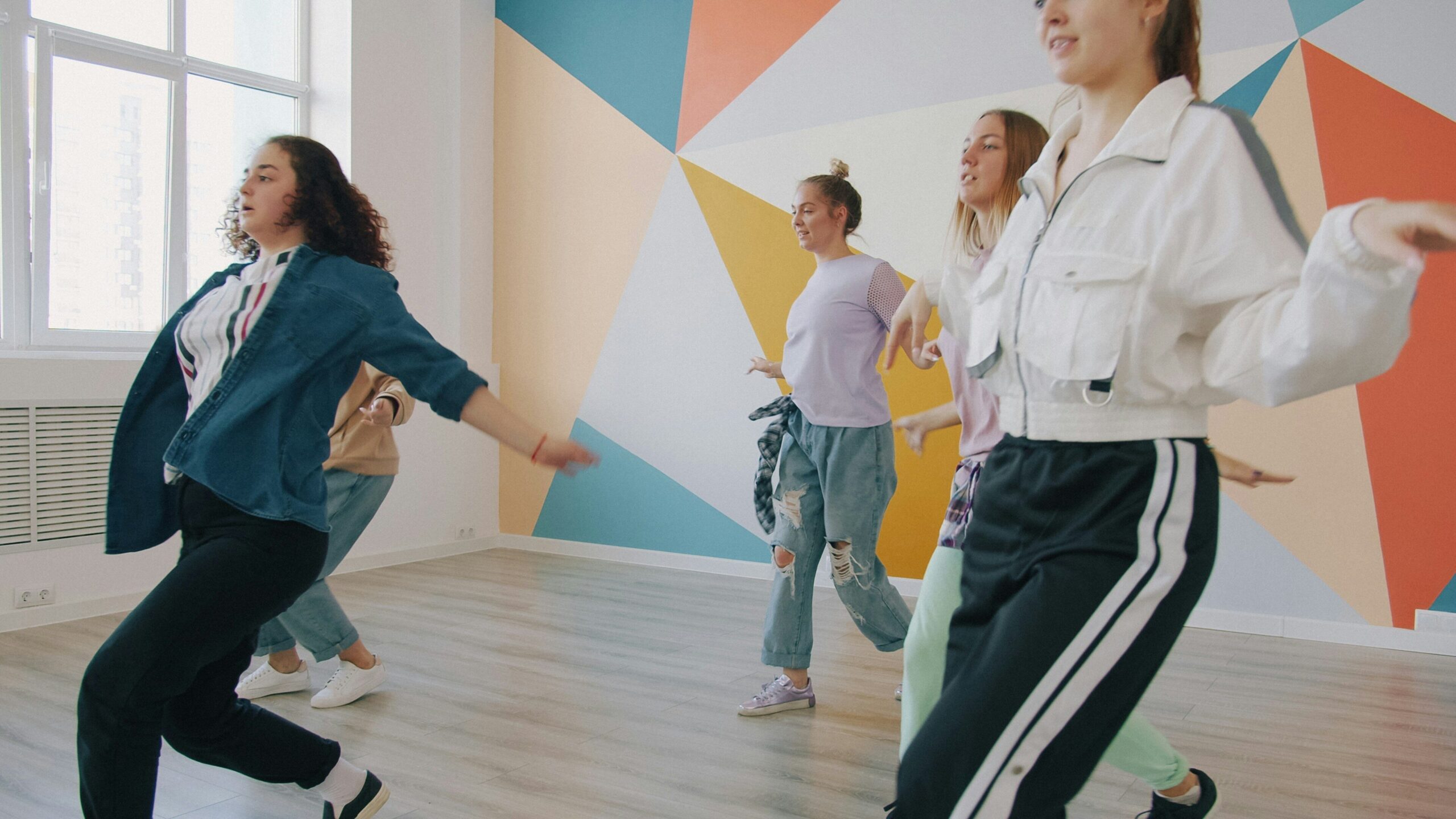 Gruppo di ragazze mentre studiano ballo