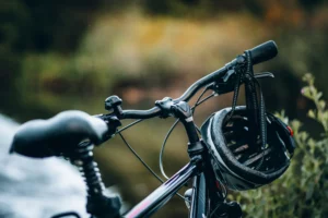 MTB parcheggiata con casco