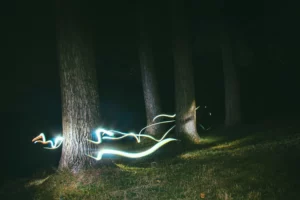Runner notturno nel bosco