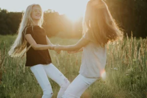 Ragazze che ballano in natura