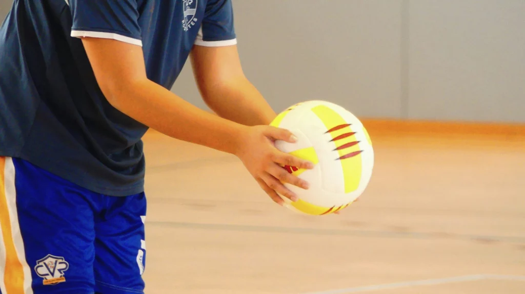 Pallavolo - una persona che tiene in mano la palla