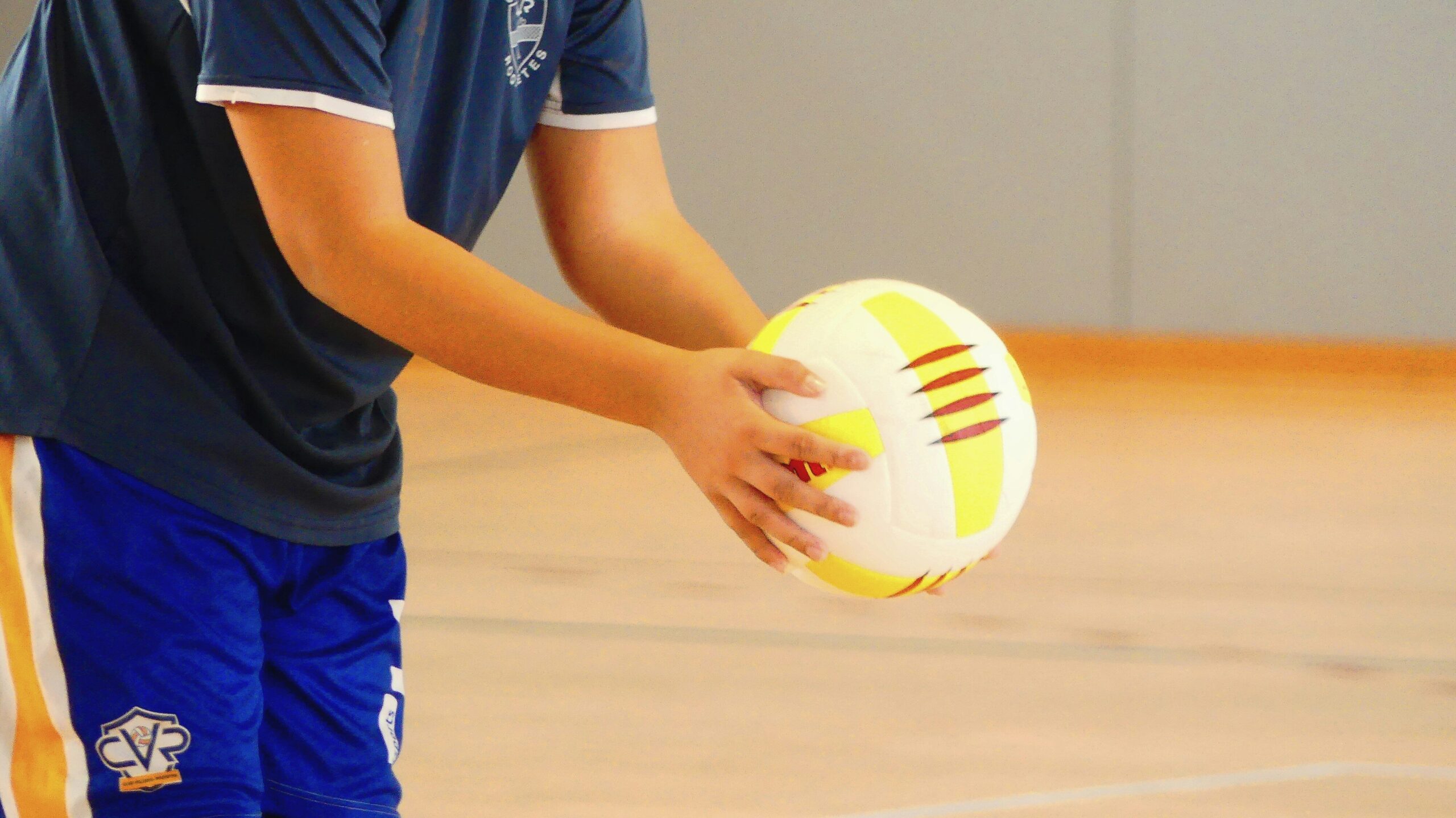 Pallavolo - una persona che tiene in mano la palla
