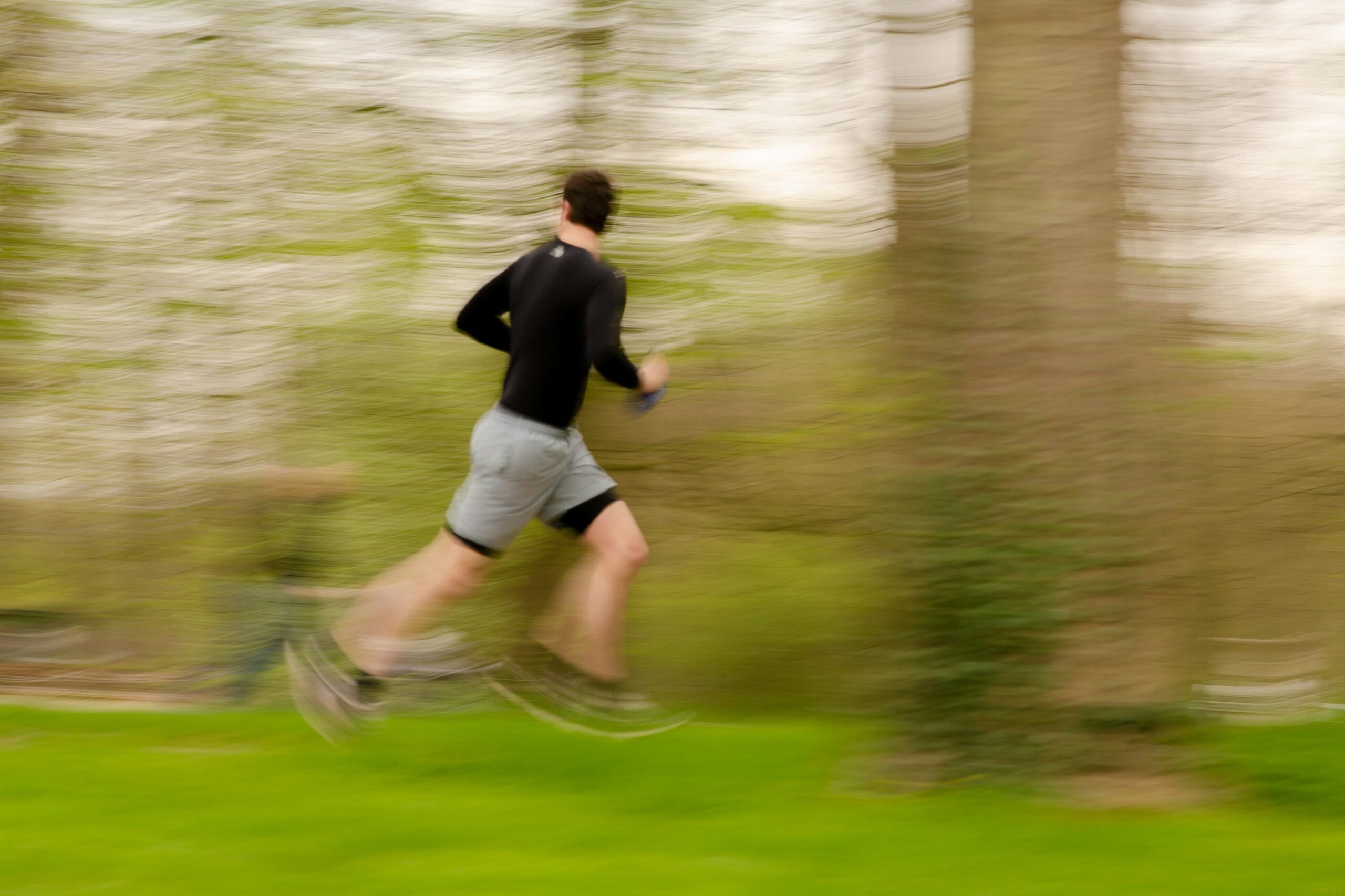Uomo che corre orientandosi
